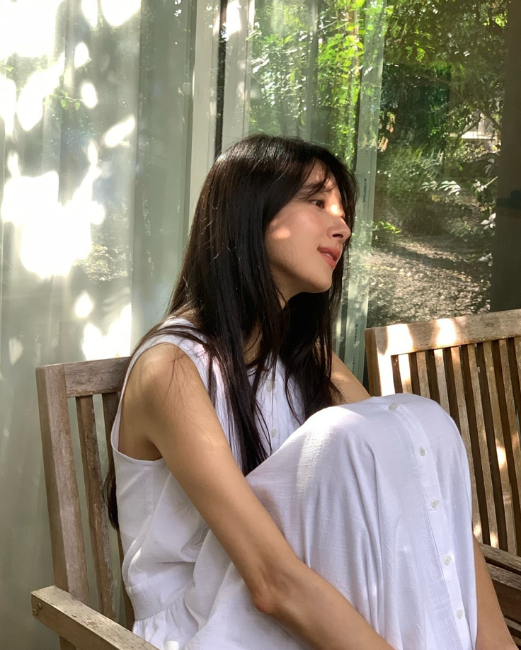  여자 여름 썸머룩으로 부드러운 화이트 셔츠 타입의 민소매 나시 롱 원피스 브랜드 코디 정보 w. 민하