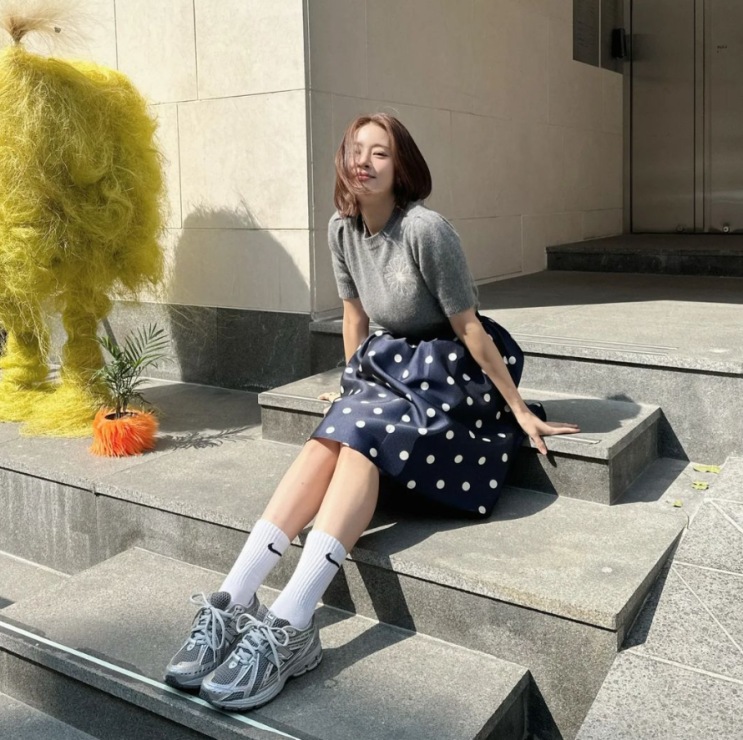  사랑스런 아이와 함께 일상에서 발편한 엄마 운동화로 치마에 잘 어울리는 뉴발란스 1906 푹신한 여자 신발 정보 w. 강소라