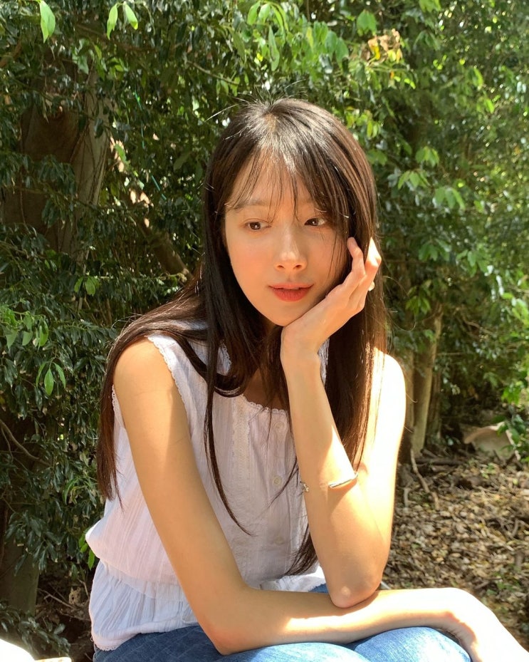  남자들이 좋아하는 꾸안꾸룩 스타일의 여자 친구 패션으로 화이트 레이스 민소매 나시 블라우스 코디 정보 w. 민하