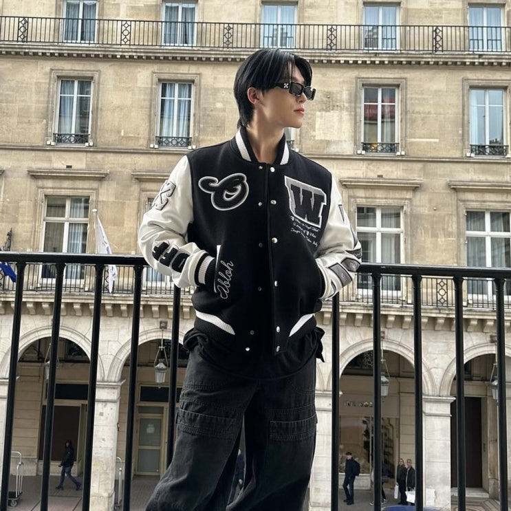  세븐틴 디노 오프화이트 바시티자켓 가격은?