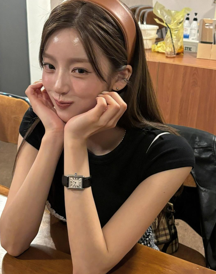  30대 여자 명품 손목 스퀘어 시계 브랜드로 까르띠에의 미니멀리즘한 탱크 머스트 여성 드레스워치 w. 홍지윤