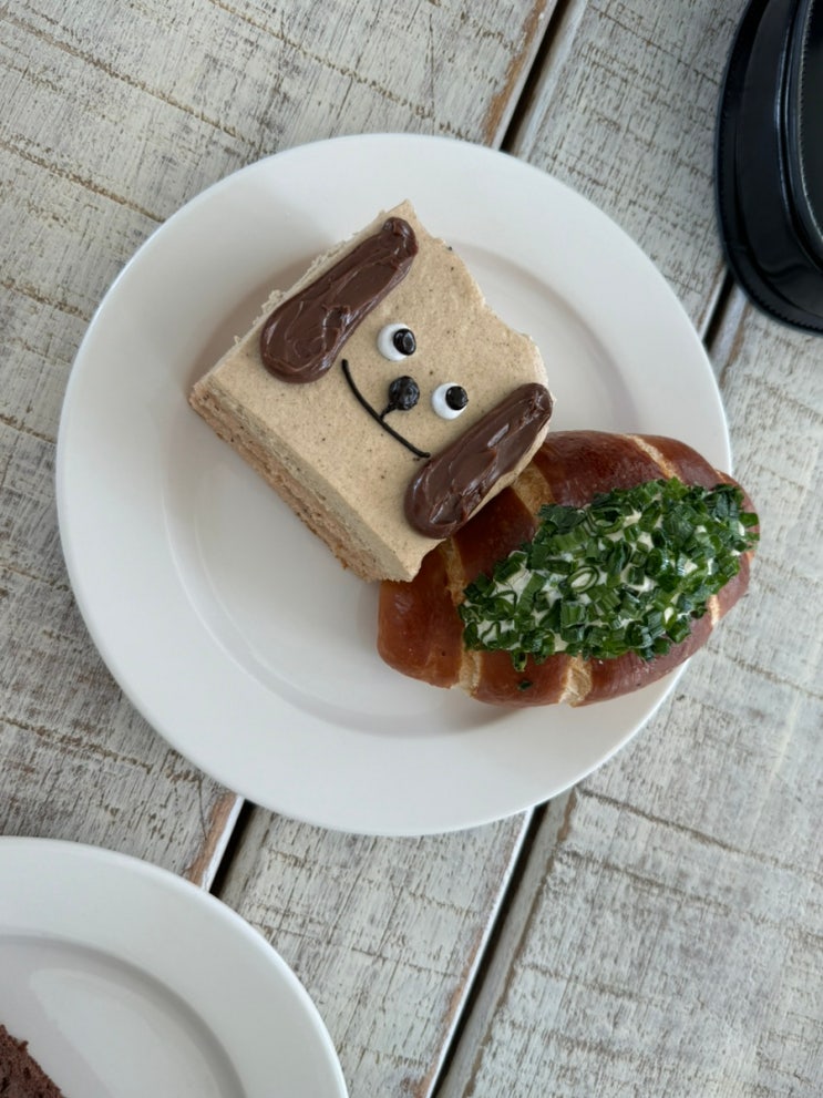  [제주/구좌] 김녕해수욕장 근처 케이크 맛집 '카페 레이어드' 소금빵, 스콘 디저트 추천! (+런던베이글)