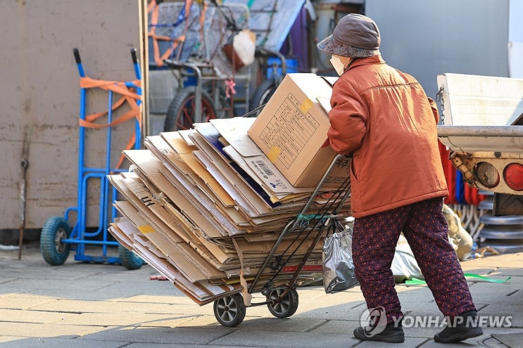 위험천만 손수레 그만…서울시, 폐지수집 노인에 일자리 지원 위험천만 손수레 그만…서울시, 폐지수집 노인에 일자리 지원