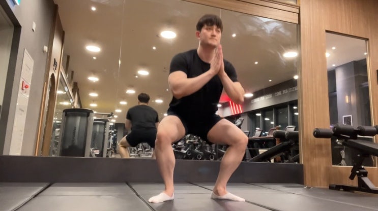 리바운드 스쿼트 자세 효과 집에서 할 수 있는 하체 허벅지 근육 키우기 홈트 운동 리바운드 스쿼트 자세 효과 집에서 할 수 있는 하체 허벅지 근육 키우기 홈트 운동