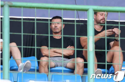 <b>손웅정</b> 감독 <b>아동학대</b> 혐의 <b>피소</b> "체벌.욕설" vs "수억원 요구"