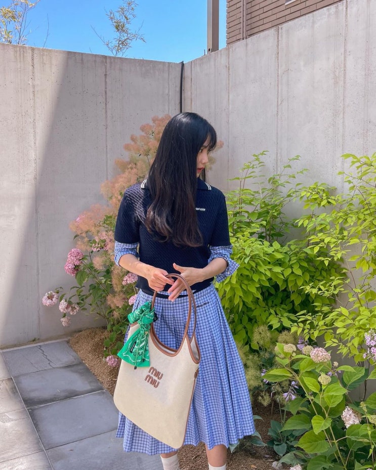  30대 여성 명품 브랜드 데일리백으로 도시적인 스타일의 캔버스백 미우미우 아이비 토트백 가방 정보 w. 윤승아