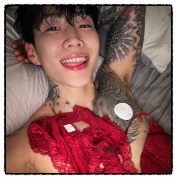  박재범의 파격 행보...가슴에 女속옷 덮고 해맑은 웃음...갑론을박!!!