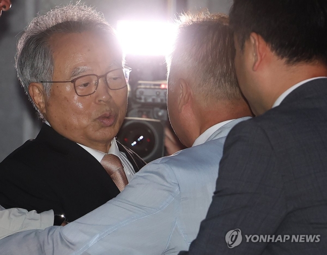 <b>오거돈</b> 전 <b>부산시장 만기</b> 출소…지인 손 이끌려 현장 벗어나