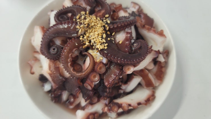  날도 흐린데 사무실에서 삼겹파티 쌈파티  맛나부러 ~~ 문어는 도울뿐...