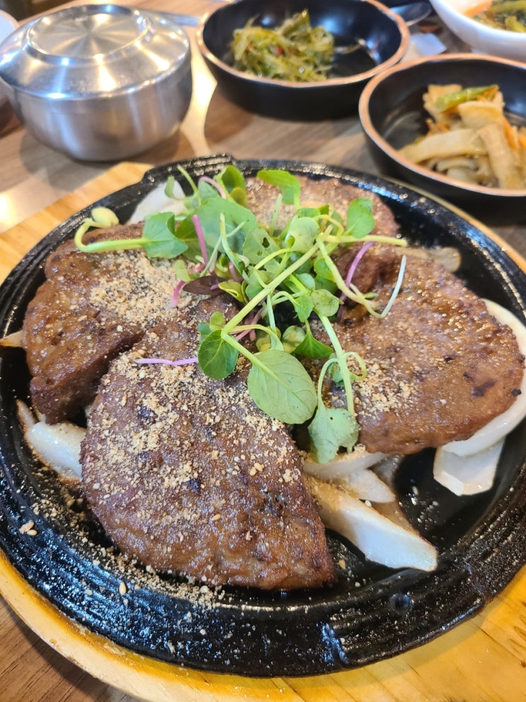  단양떡갈비 맛집, 든든한 밥 한 개로 여행 피로 날려버리기 - 명성막국수석갈비떡갈비