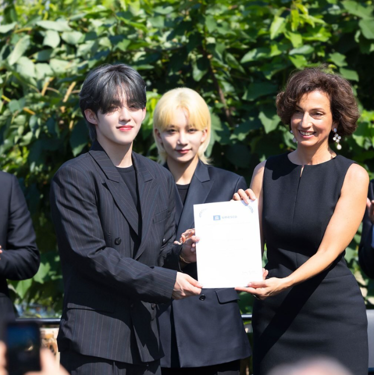 <b>세븐틴</b>, 청년을 위해 14억원 기부 <b>유네스코</b> 기부