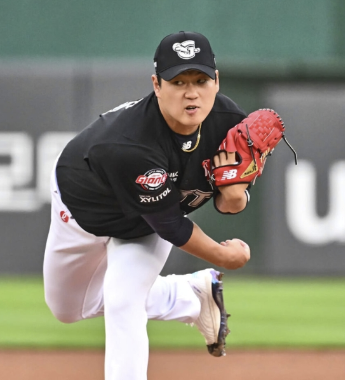 선발 등판 전날에 새벽까지 <b>술자리 나균안</b> 투수 2군행 <b>롯데</b> 팬... 