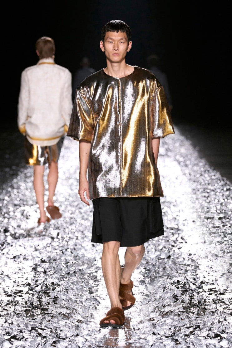  네! 마지막입니다. 드리스 반 노튼에 의한 DRIES VAN NOTEN