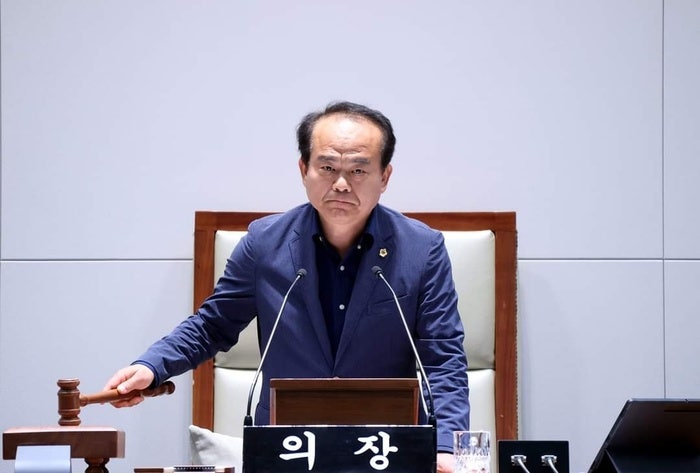 [성남일보] 성남시의회 <b>후반기</b> 의장, 3선 이덕수 의원 <b>선출</b>