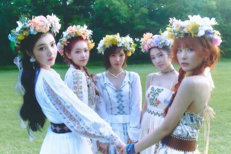 <b>레드벨벳</b> 'Cosmic', 데뷔 <b>10주년</b> 걸그룹이 완성한 최상의... 
