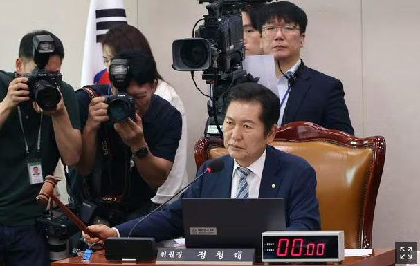 완장 찬 듯한 더불어민주당 <b>정청래</b> 위원장의 군복에 대한... 