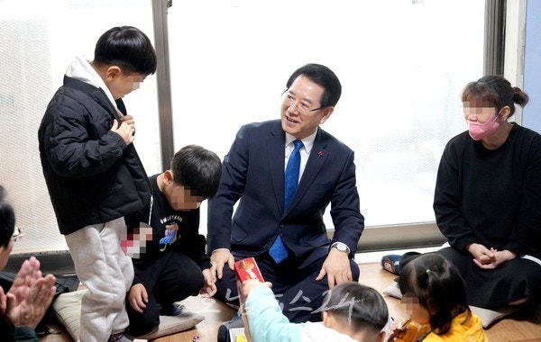  전남도, 강진군 거주하는 다둥이 가정 ‘일곱째’ 탄생 축하
