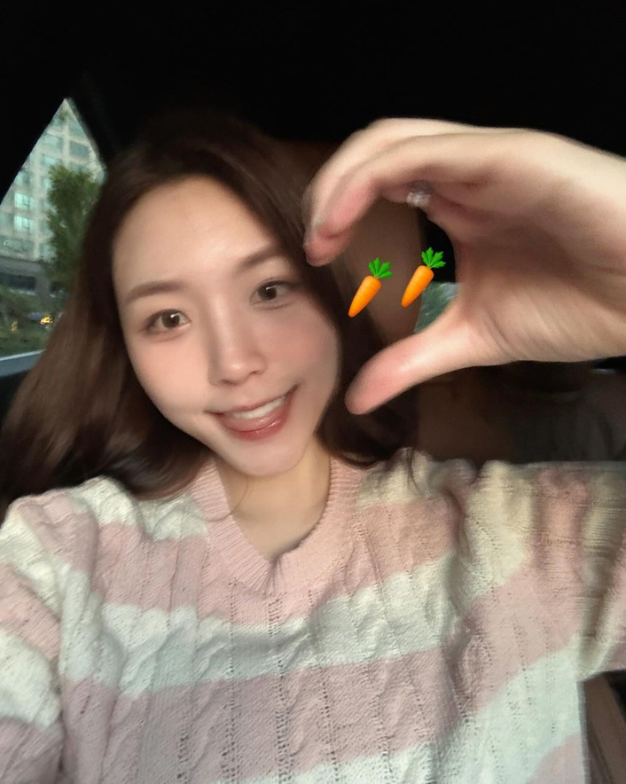  여름날 사랑스런 여친룩에 귀염뽀짝한 여름 단가라 케이블 반팔 니트 코디 정보 w. 성해은