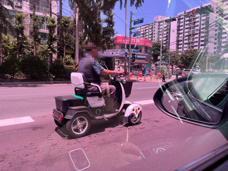  아이고 어르신~ 그 길을 그렇게 건너지 마오!