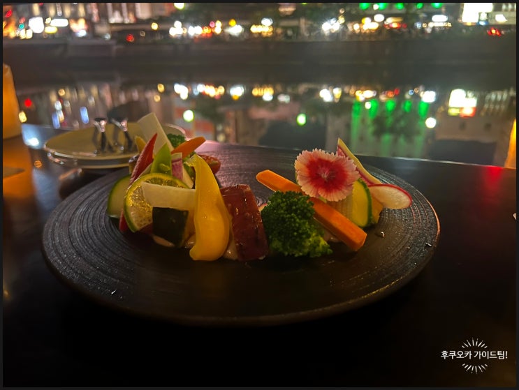  더 원파이브 빌라 후쿠오카 1층의 미츠바치BAR&DINING