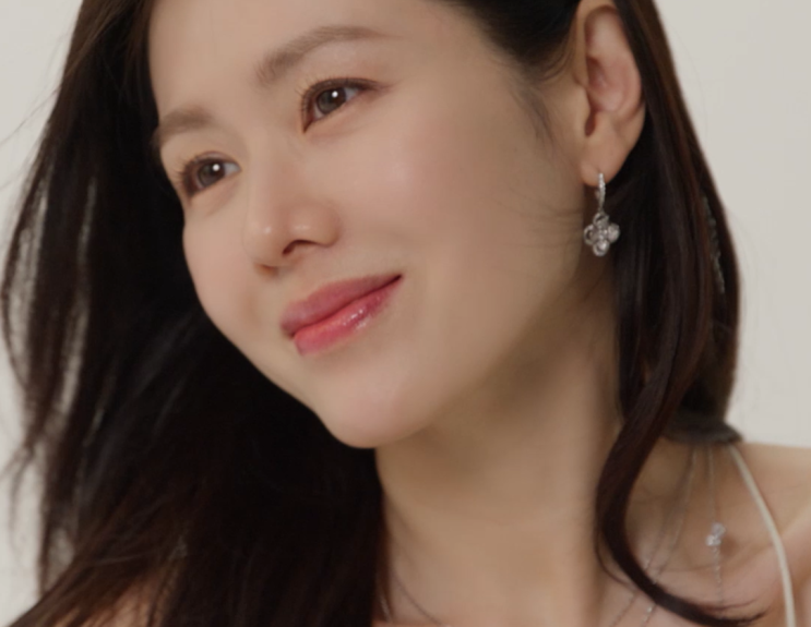  여자 연예인도 데일리로 좋아하는 손예진이 착용한 백화점 주얼리 브랜드 로이드14K 골드 다이아 팬던트 목걸이 추천