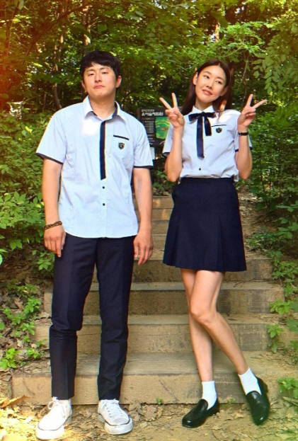 기안 한혜진 업고 튀어 교복 사진 잘 어울려 vs 언니 지켜줘야 기안 한혜진 업고 튀어 교복 사진 잘 어울려 vs 언니 지켜줘야
