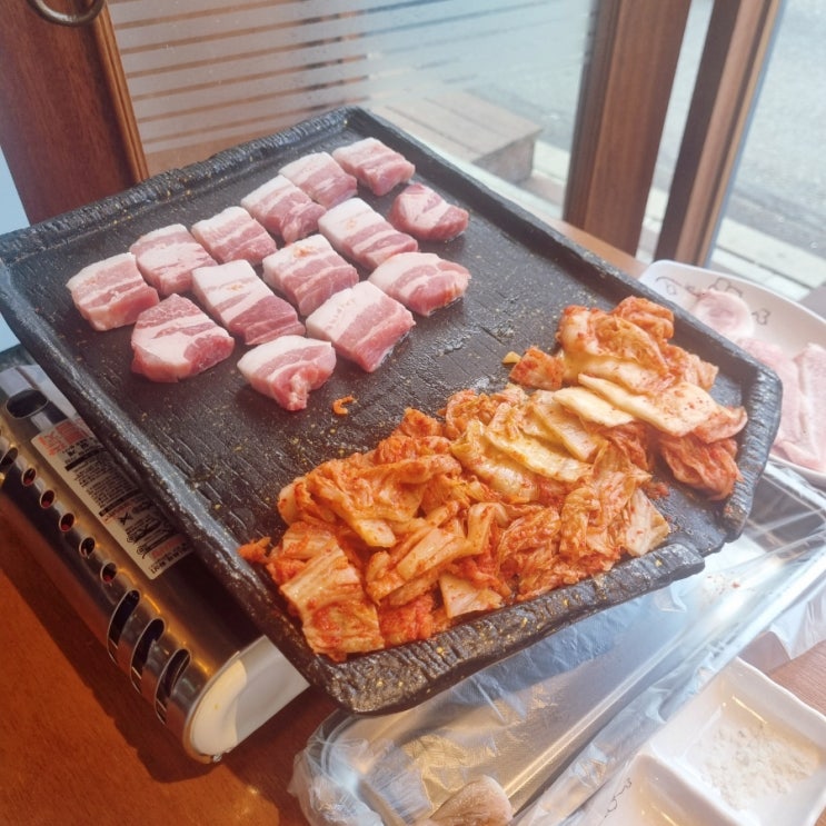  홍대 삼겹살 맛집, 맛 김치 생삼겹살 야장 느낌나는 김치 삼겹살 고기집