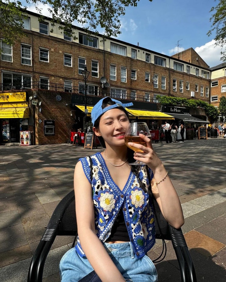  설현, 영국 노팅힐에서 할머니 패션...귀엽게 차려입은 Y2K 꽃무늬 조끼 여행룩