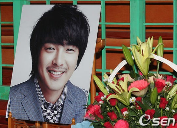 소지섭 오열 속 세상 떠난 故<b>박용하</b> 어느덧 14주기 그리움... 
