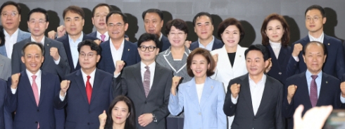 <b>국민의힘</b> ‘배신의 정치’ 공방 지속…뜨거워지는 <b>당권</b> 경쟁