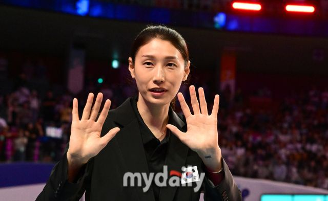 <b>김연경</b> "유소년 <b>지도자</b> 할 생각"…눈물의 은퇴식 비하인드... 
