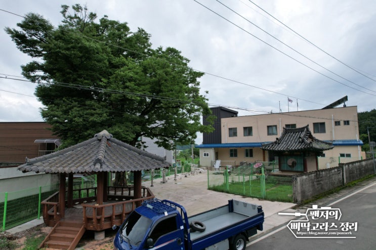  명리 마을 입구에서 본 일문역 서낭당