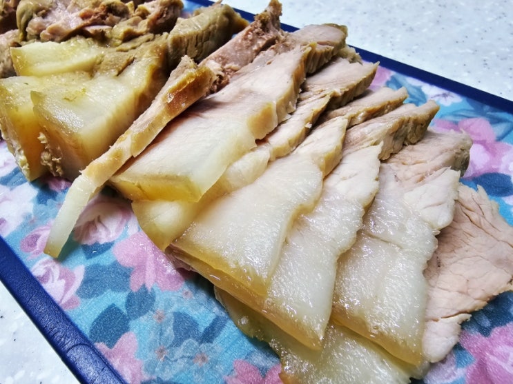 돼지고기 수육 삶는법 스텐냄비 양파 준비 끝! 앞다리살 돼지수육 삶는시간