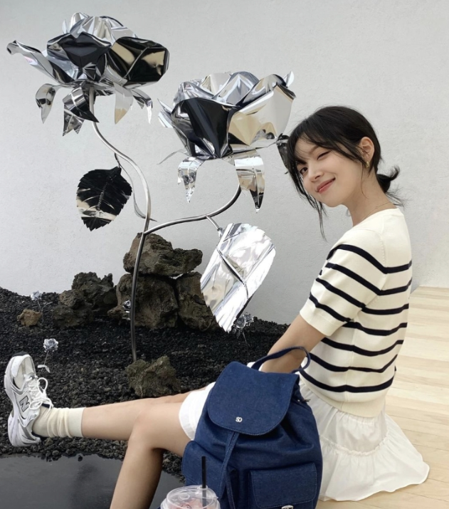  러블리한 김지영의 데일리룩에 함께한 여자 운동화로 뉴발란스 530 화이트 그레이 여성 크림 신발 가격은 ?