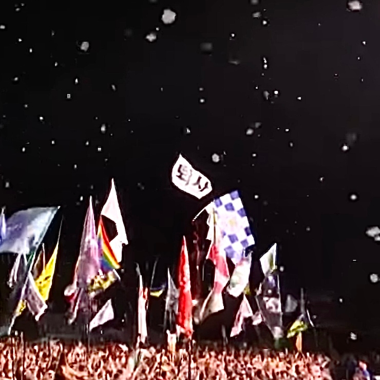 2024 <b>콜드플레이 글래스톤베리</b>에 '퇴사' 적힌 깃발