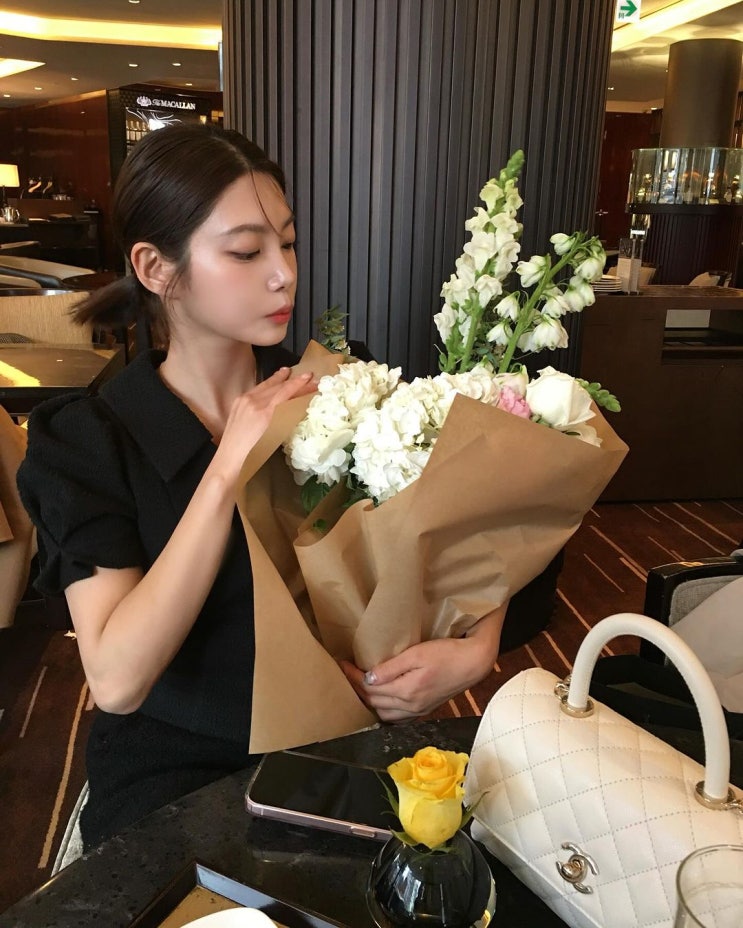  20대 여자 결혼식 하객룩으로 깔끔한 반팔 크롭 자켓으로 완성한 투피스 셋업 패션 정보 w. 박나언
