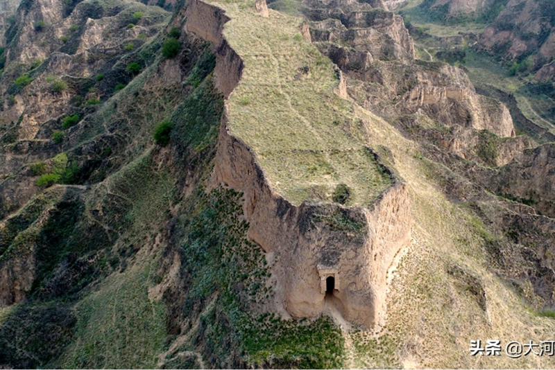 토비와 일본군을 피하기 위해 황토 절벽에 세워진 신비로운 옛 ...
