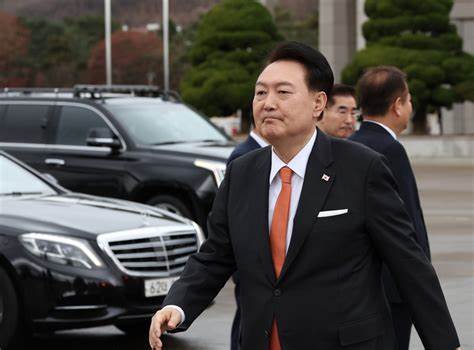 민주 <b>탄핵</b> 청원도, 윤석열 <b>검찰총장</b> <b>탄핵</b>을 둘러싼 논란