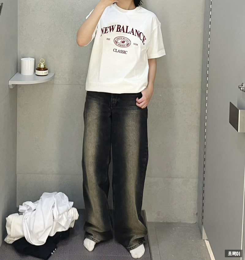 커플 반팔티 브랜드 뉴발란스 티셔츠 추천 아이유 패션 헤리티지 여름 코디