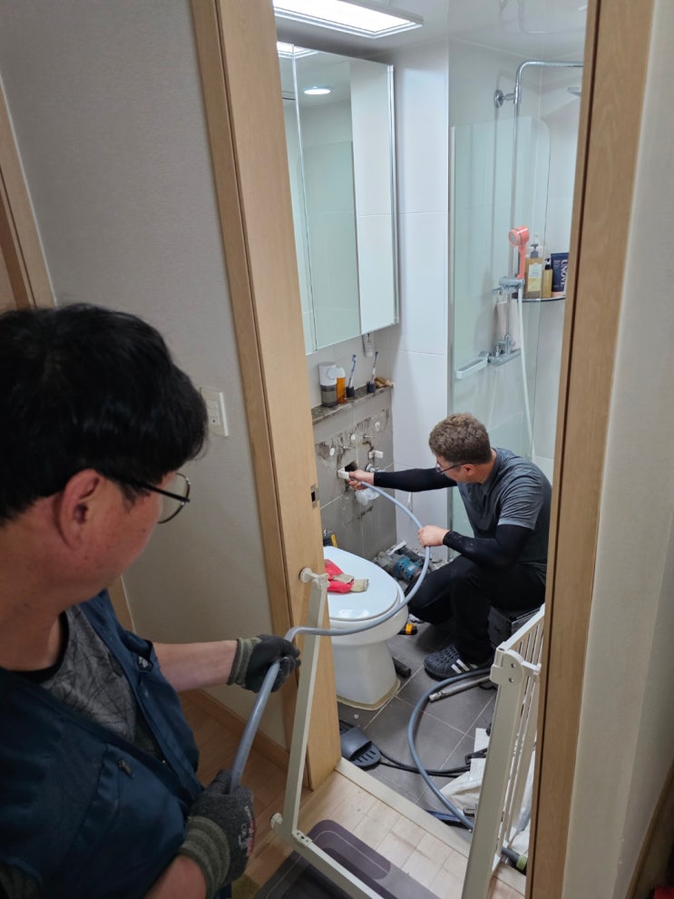  부산 연제구 이즈 팰리스 아파트 욕실 천장 누수 이중관 교체로 해결
