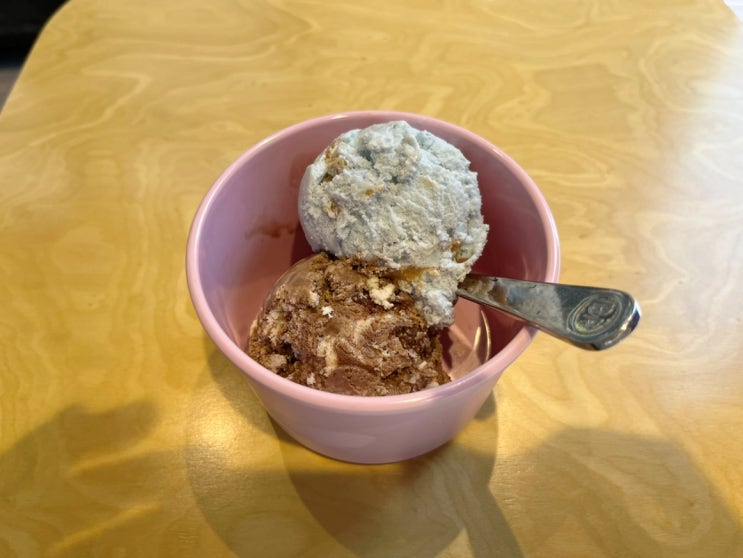  베스킨라빈스 7월 이달의 맛 신메뉴! 블루서퍼비치, 우주 라이크 봉봉 내돈내산 리뷰