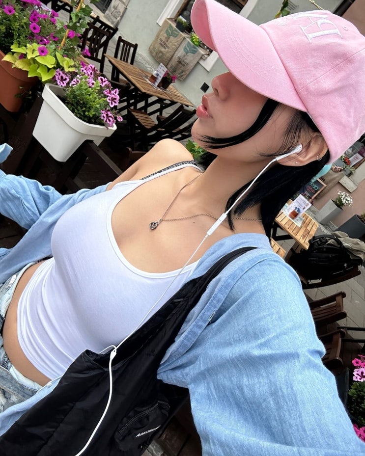 '핫걸의 정석' 키오프 나띠, 치명적인 섹시미...무심하게 걸친 B사 가방 '핫걸의 정석' 키오프 나띠, 치명적인 섹시미...무심하게 걸친 B사 가방
