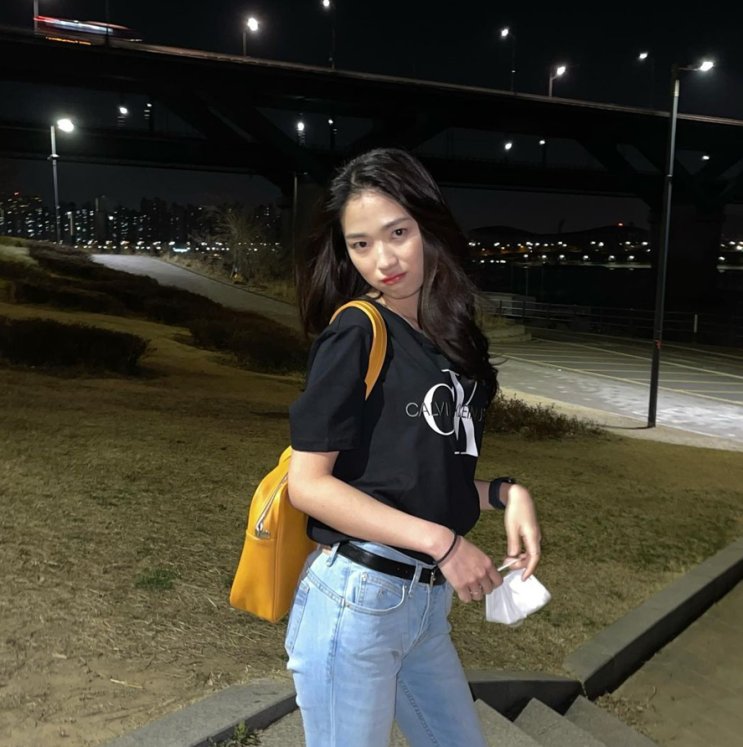  여름날 사랑스런 여친의 꾸안꾸룩을 완성한 김혜윤이 입은 캘빈클라인 반팔 티셔츠 가격 정보