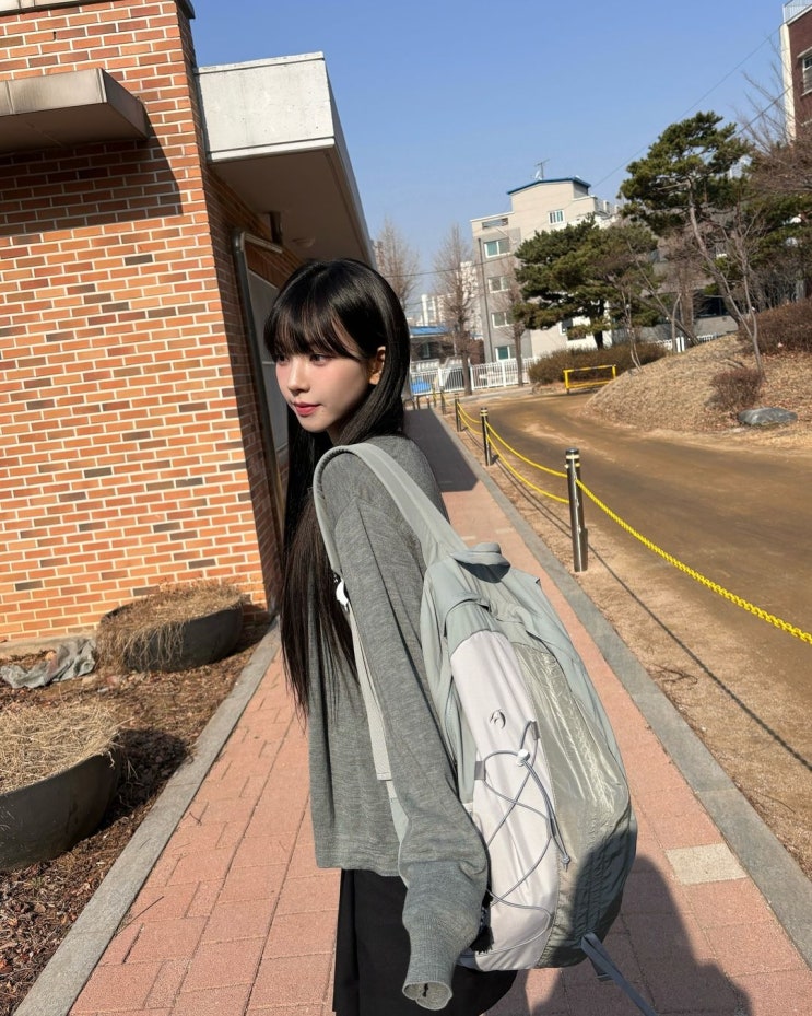 학생 책가방부터 여자 대학생 노트북 스트링 백팩으로 까지 인기인 카리나가 학교에서 멘 가방 브랜드 정보