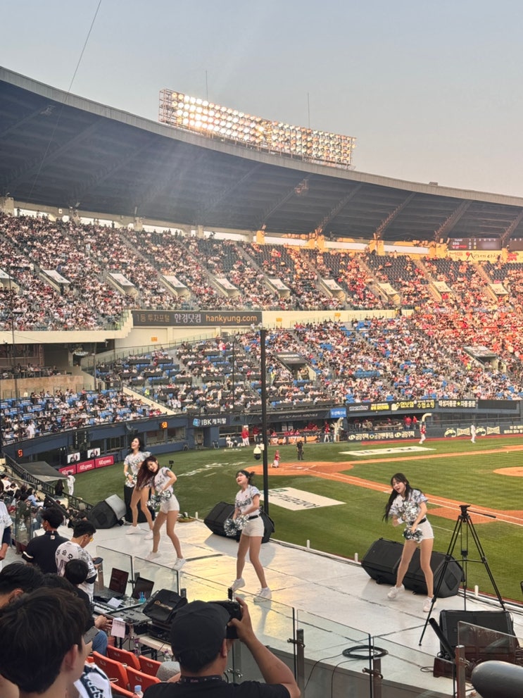 <b>두산</b> VS SSG  1루 응원석 205블럭 짱 ! 유니폼도 사고 <b>곽빈</b>선수... 