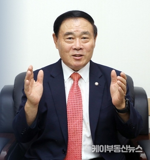 후반기 의장 <b>당선</b>, 2일 본회의에서 19대18로 <b>1표차</b> 확정