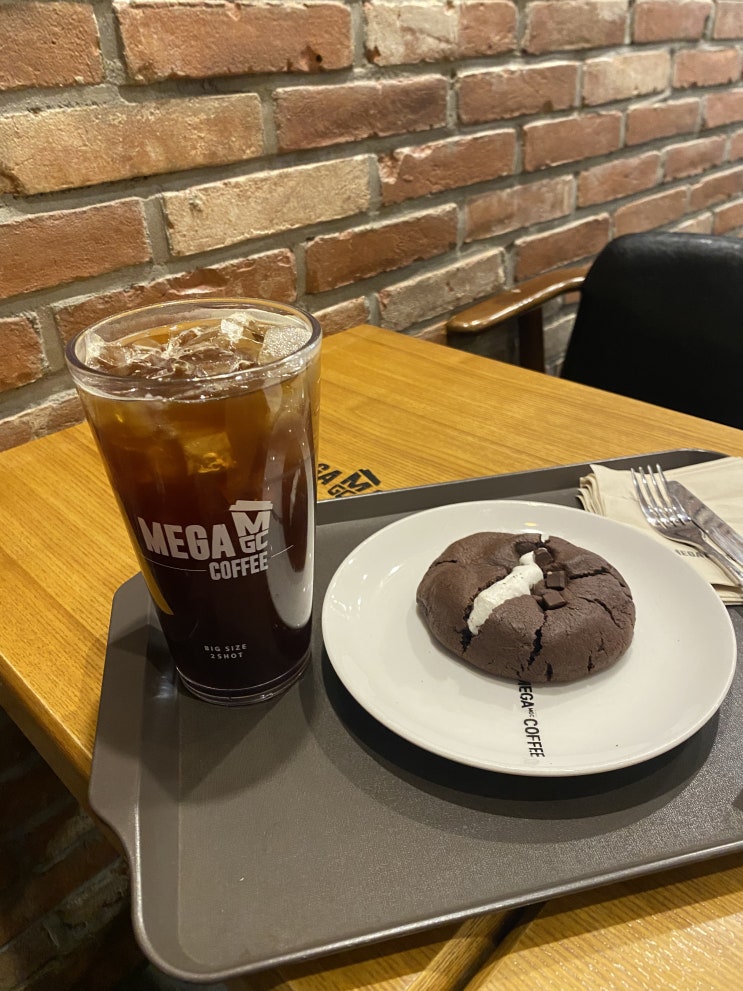  여름날의 촌캉스 노티드도넛 수유메가커피 수유역카페 꿀메리카노 초코 스모어 쿠키 메가커피신메뉴