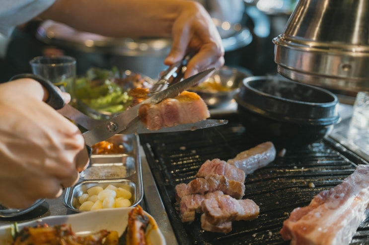  성산동 돼지고기 맛집 연탄생고기집 화력 강한 연탄에 신선한 고기를 구워 술한잔