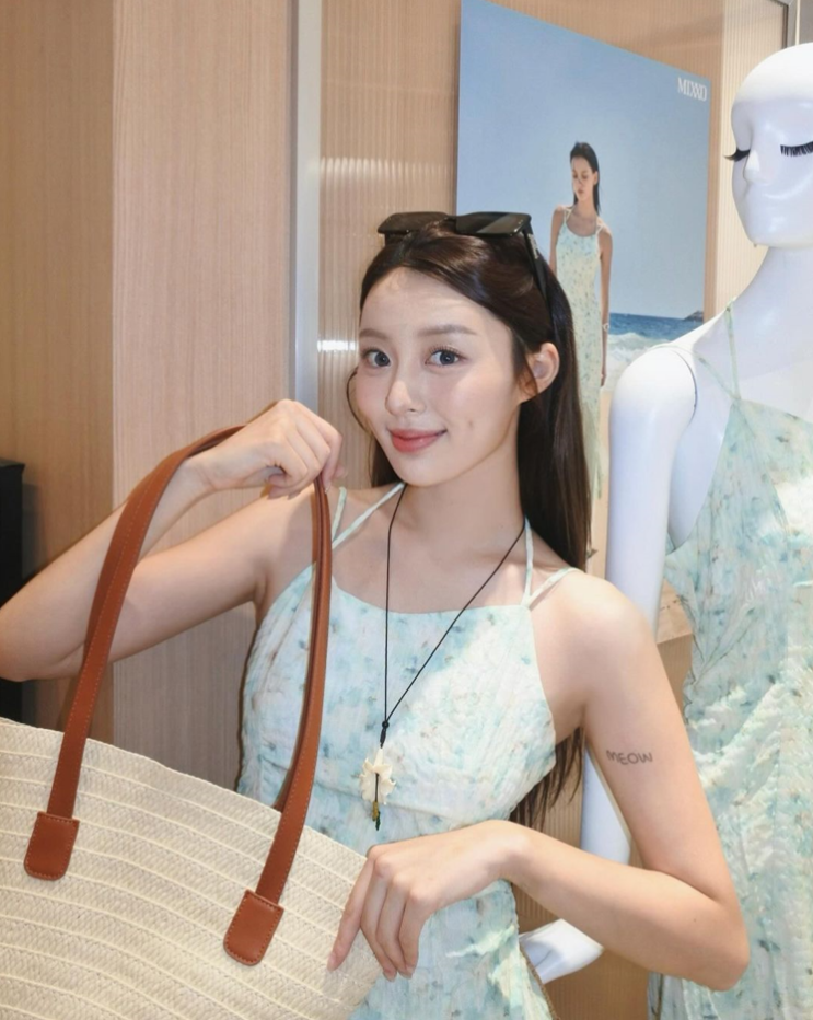  이지연의 러블리한 여름 패션으로 브랜드 미쏘의 꽃무늬 패턴과 함께한 민소매 끈 나시 롱 원피스 코디