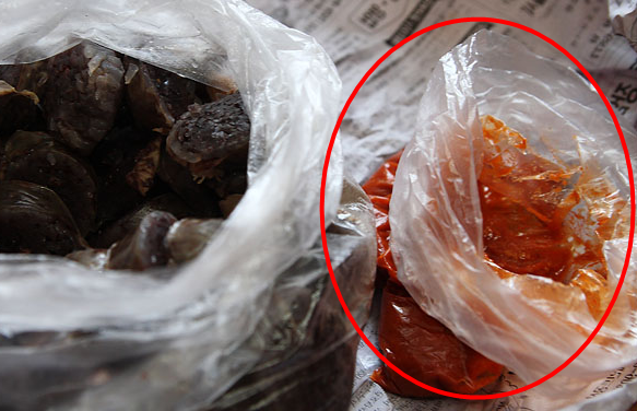  음식물쓰레기통에 비닐 된장 투척한 경비 목격ㅣ쓰레기분리배출 경고 cctv 설치